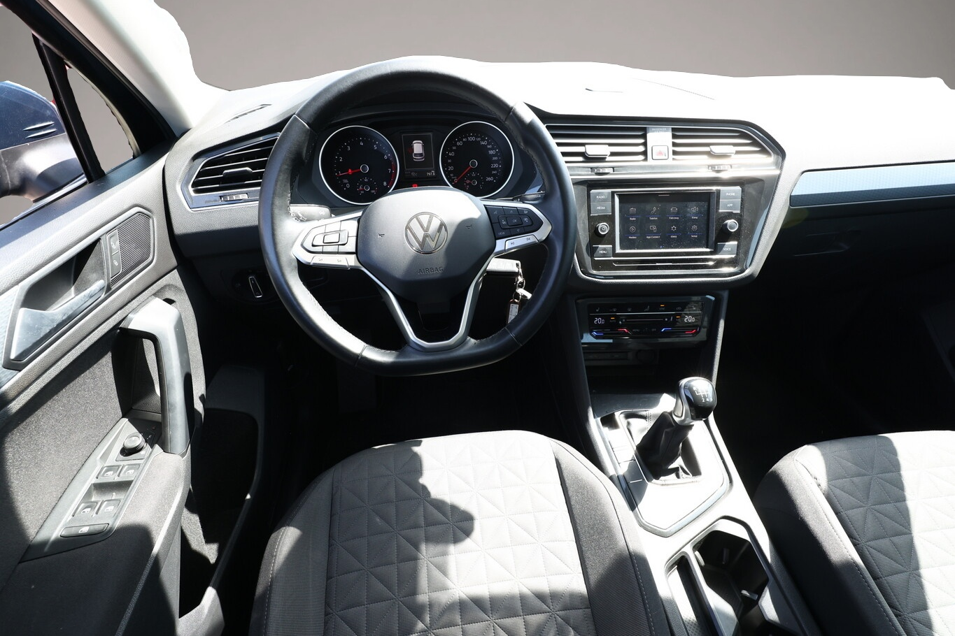 Volkswagen Tiguan Tiguan 1.5 TSI 150 Life Pano AHK ParkAs AppC SHZ - Thumbnail 6